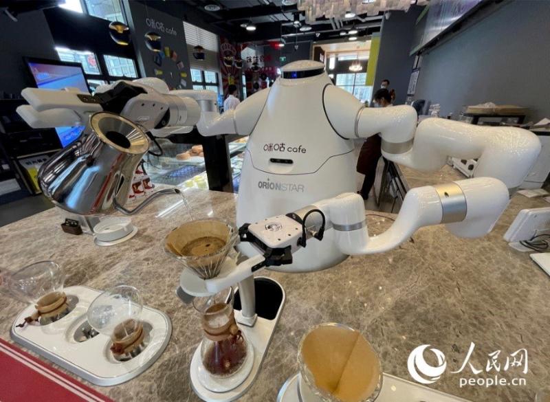 服务机器人商用成现实 90后小伙教“徒弟”冲咖啡