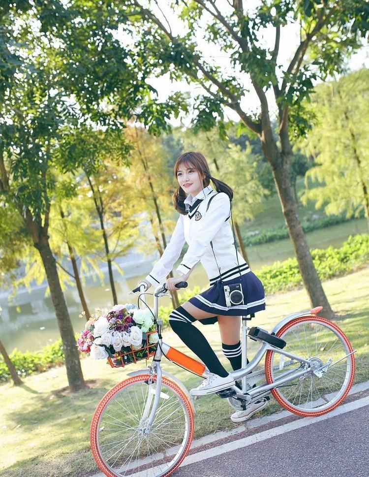 长腿女孩户外骑单车唯美写真