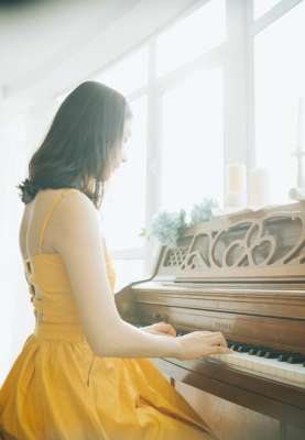 弹钢琴气质黄裙美女悠闲惬意生活美照