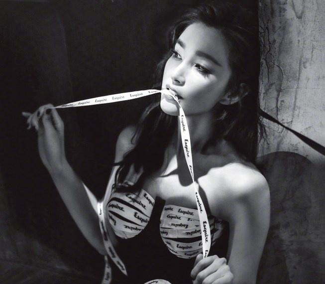 李冰冰黑白画面展露少女身材性感撩人写真图片