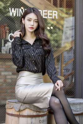 韩国美女金纹希黑丝性感OL装写真图片