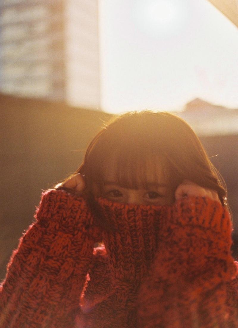 红色毛衣美女冬日性感写真清纯可爱