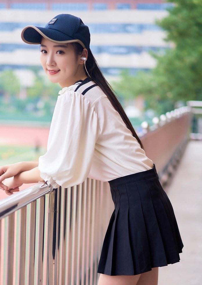 清纯学生妹校园制服白色球鞋棒球帽写真图片