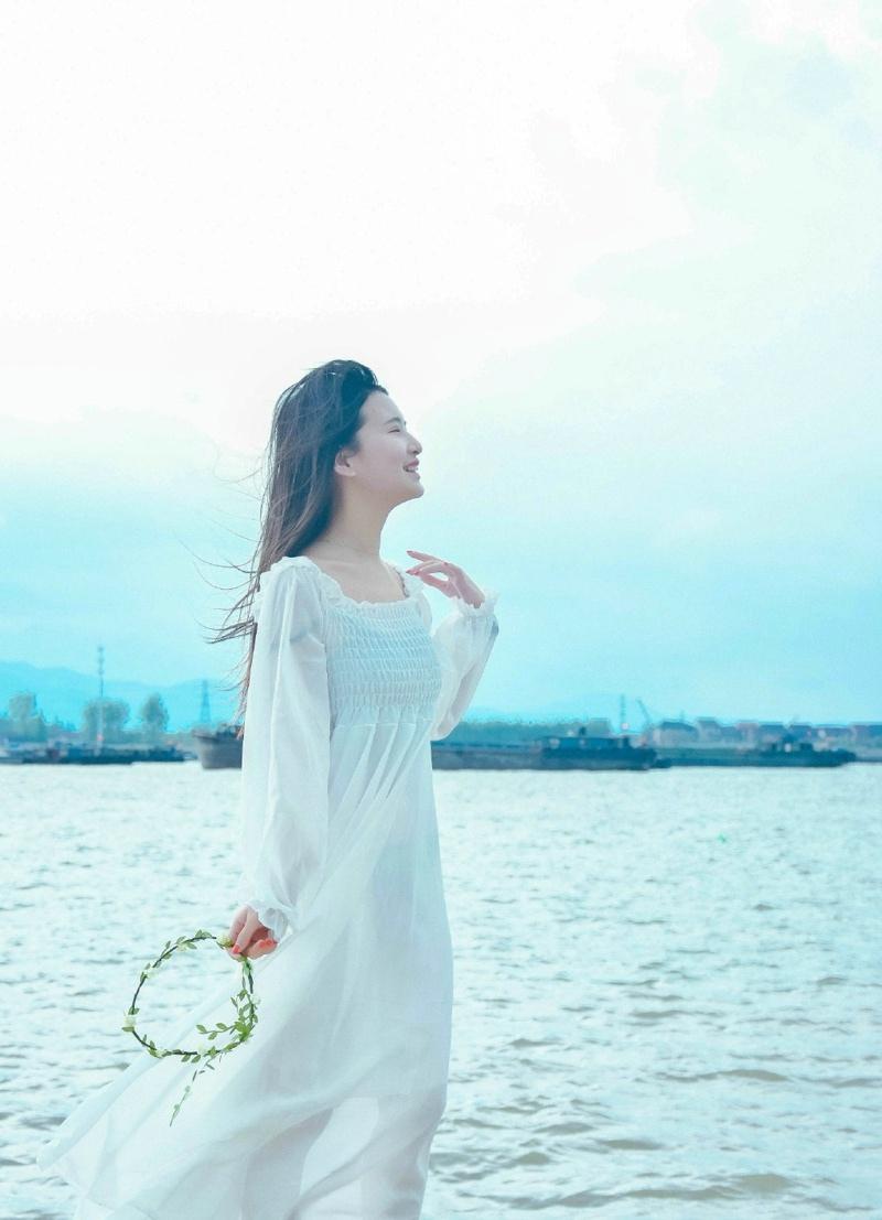 海边的氧气性感美女白裙花环文静柔美