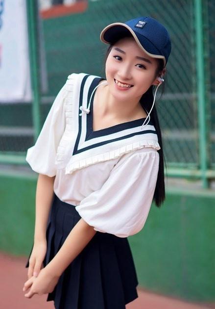 清纯学生妹校园制服白色球鞋棒球帽写真图片