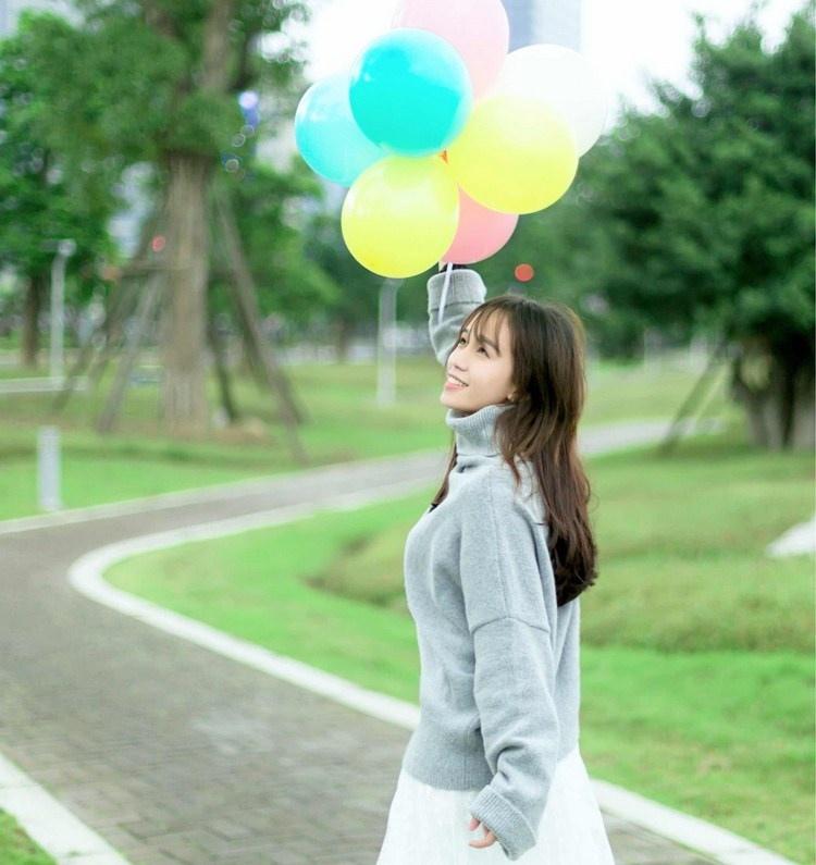 爱笑的气球少女图片