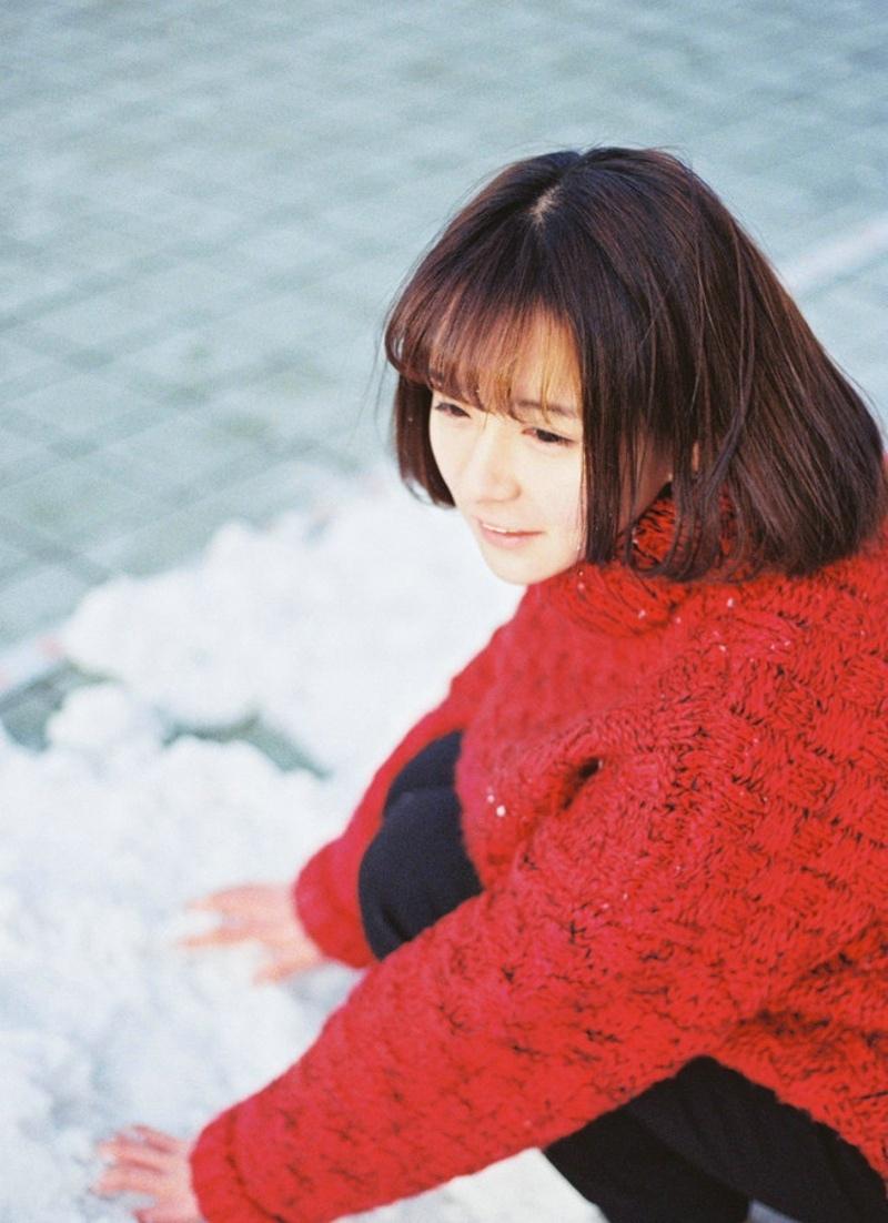 红色毛衣美女冬日性感写真清纯可爱