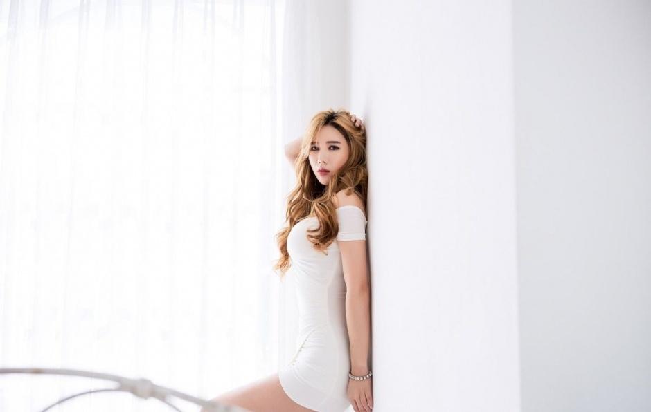 高挑美女宋珠娥超短裙时尚写真长腿迷人