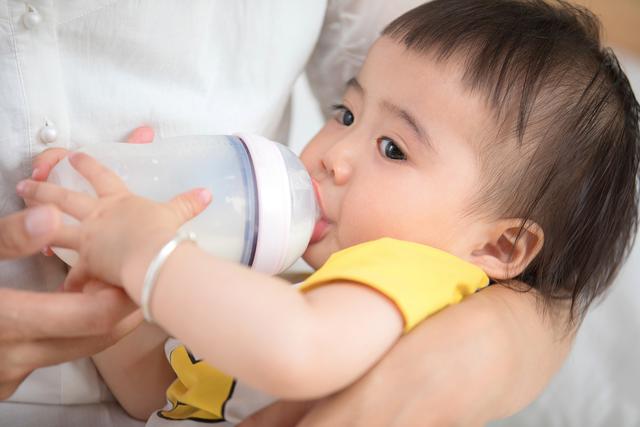 幼儿喝假奶粉成“大头娃娃”，两年才发现，生长发育指标要监测