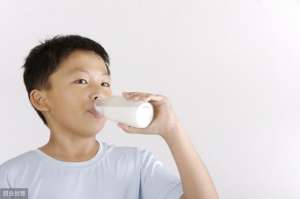 喝牛奶最佳时间(听张文宏教授的话，要多喝牛奶什么时间喝最好？喝哪种牛奶好？)