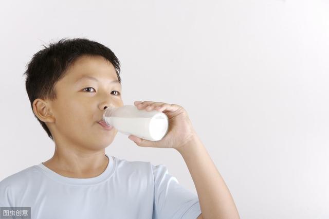 听张文宏教授的话，要多喝牛奶！什么时间喝最好？喝哪种牛奶好？