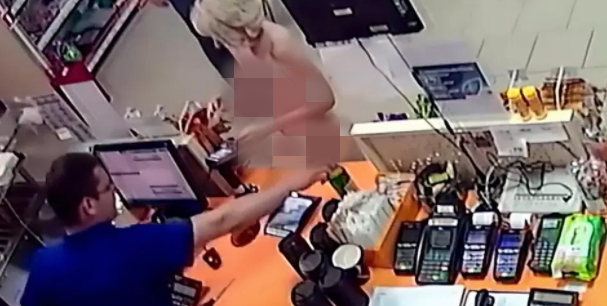 俄罗斯女子全裸进商店买啤酒 收银员表现淡定