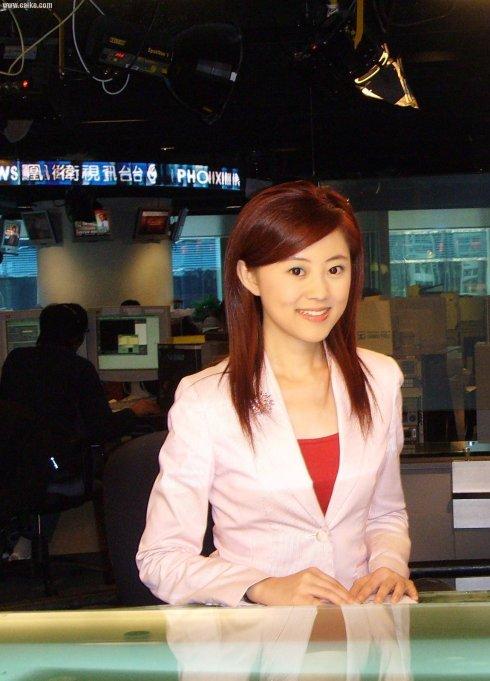 凤凰卫视美女主播杨舒，甜美清新依旧，多了一份成熟、自信与大气