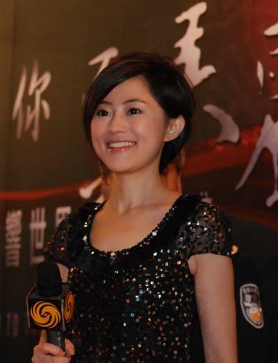 凤凰卫视美女主播杨舒，甜美清新依旧，多了一份成熟、自信与大气