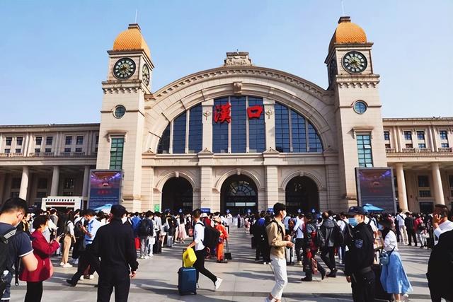 武汉铁路局历史上被拆分了两次归属郑州局，现在发展却比郑州局牛