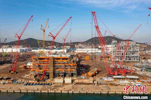 渤海湾首个千亿方大气田I期工程最大组块在山东青岛完成封顶