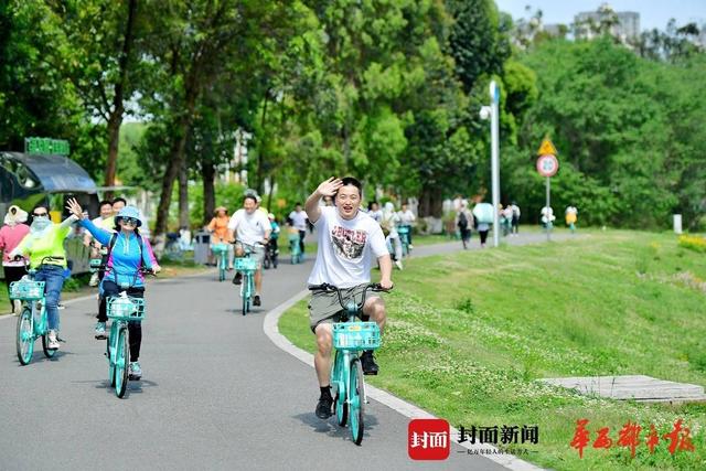 双“青”合体：晴朗周末成都百余市民骑青桔单车环青龙湖共迎大运