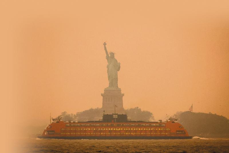 纽约烟霾围城 自由女神隐身