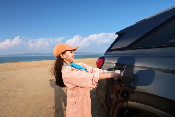 蓝电E5荣耀版：电比油低再升级，9.98万元起，中型大7座插混SUV蓝经济实惠之选