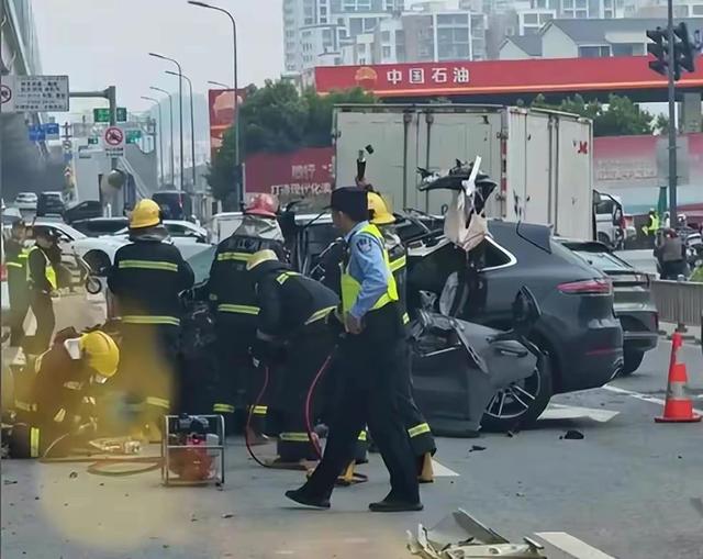 浙江宁波发生重大交通事故，保时捷女司机当场惨死，现场惨不忍睹