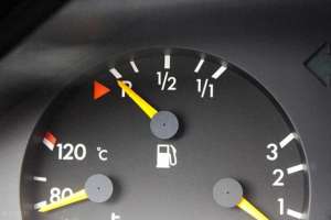 汽车没油的标志(汽车还剩多少油时去加油最合适？记住这个标志，及时加油)