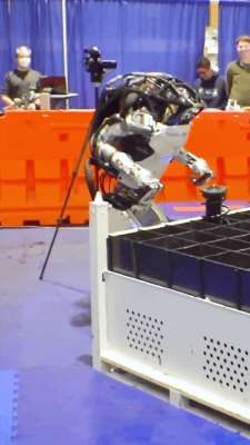 汽车搬运机器人(波士顿动力 Atlas 机器人能力升级，可灵活搬运汽车零件)